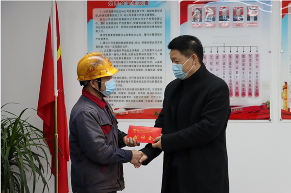 集團(tuán)公司黨委委員、副總經(jīng)理胡新付到公司走訪慰問