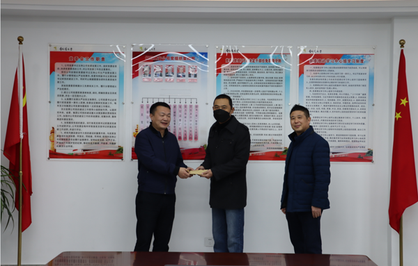 集團(tuán)公司黨委委員、副總經(jīng)理胡新付到公司走訪慰問