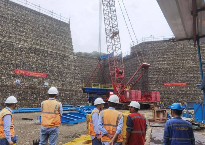 米拉多二期半移動(dòng)破碎站出料平臺順利吊裝完成